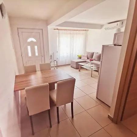 Apartment On Ground Floor 50 Paces From Beach